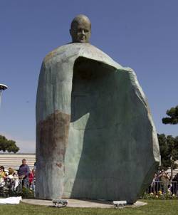 Estatua de Juan Pablo II, de Oliviero Rainaldi, en Roma. Fotograf�a de EFE/MASSIMO PERCOSSI